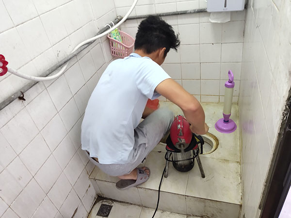 呈贡管道堵塞冒臭气 专业师傅现场解决问题